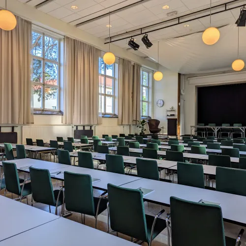 Teatern Hotell Kristina möblerat i skolsittning