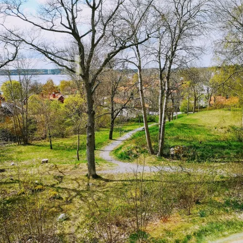 Ta stigen 250 meter ner till Sigtuna stad