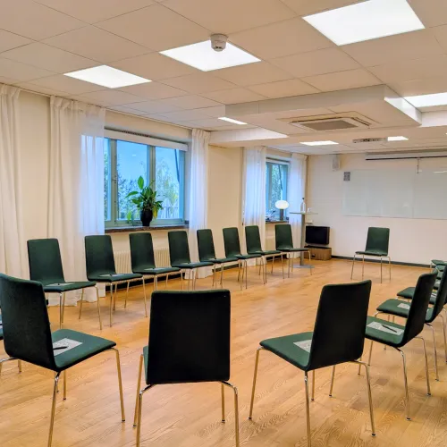 Konferenslokal Tallåsen stolar i ring