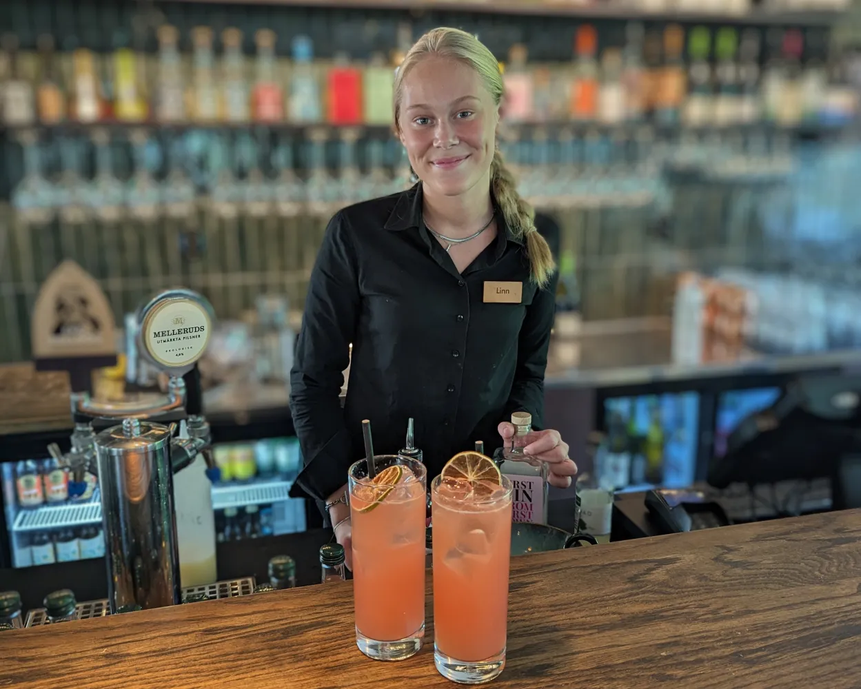 Beställ en drink i baren på Hotell Kristina