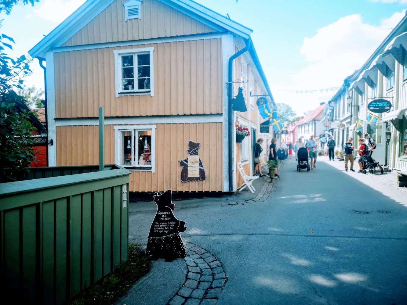 Sväng ner till Tant Brun café för en fika