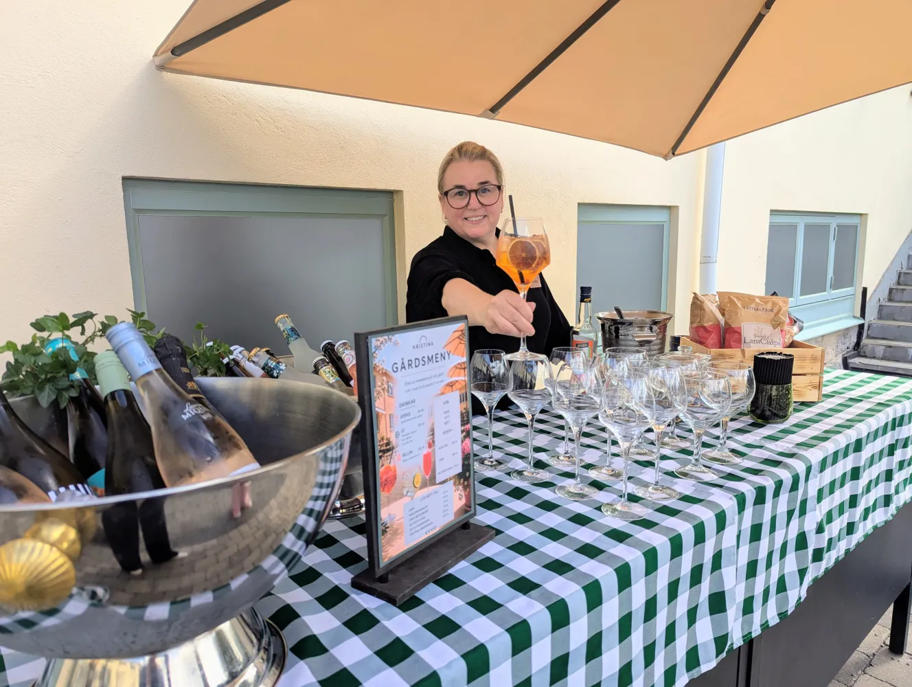 Utebaren på Hotell Kristina öppen kl 14-17 varje dag i sommar!