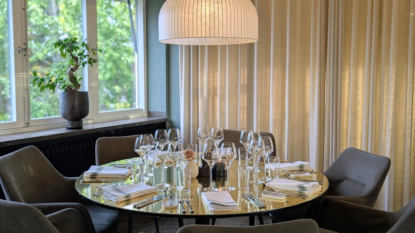Detaljbild med dukning kring runt bord Hotell Kristina