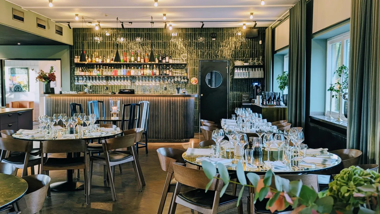 Middagsdukning med baren Hotell Kristina i bakgrunden 
