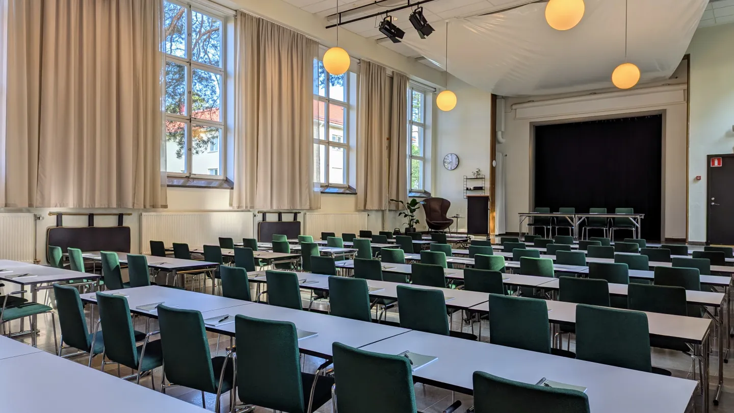 Teatern Hotell Kristina möblerat i skolsittning
